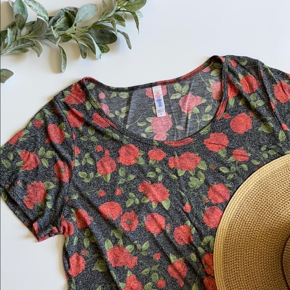 LuLaRoe Tops - Lularoe Classic T⛱☀️